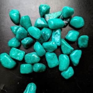 Polished Green Pebbles - Glossy Decorative Stones (100g, 2.5-4cm) for Home, Aquarium, Garden, and Vase Fillers